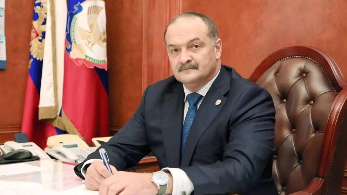     После массовых беспорядков, произошедших в аэропорту Махачкалы 29 октября, глава Дагестана Сергей Меликов (на фото) постепенно смягчил риторику под напором «уважаемых» людей. В своем видеообращении он теперь отрицает факт погрома в аэропорту, обвинив в произошедшем «отдельных подонков».
