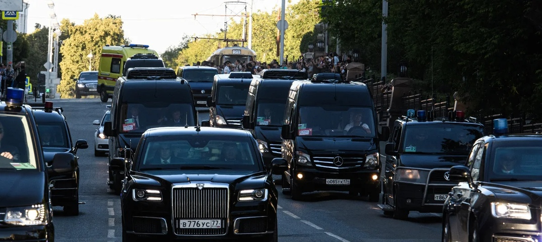 Третья встреча. Кортеж Путина Аурус. Кортеж ФСО. Администрация президента РФ кортеж. Кортеж Путина в МСК