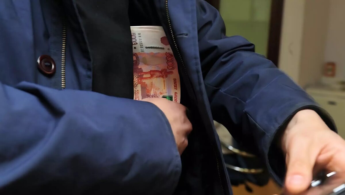     В Ижевске полицейские задержали гражданина Узбекистана, подозреваемого в хищении 120 тысяч рублей из кармана куртки у жителя Завьяловского района Удмуртии. Об этом сообщили в пресс-службе МВД по региону.