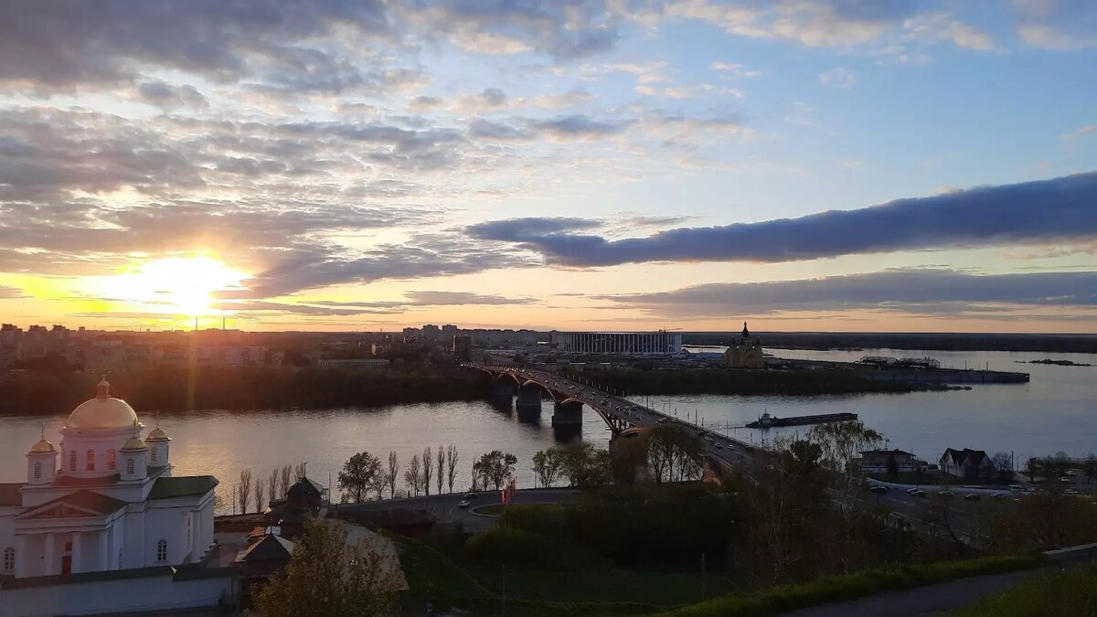 фотосессия на набережной. выходные в волгограде. молодежь нижнего новгорода. прогулка по москве с девушкой. ресторан на крыше екатеринбург.