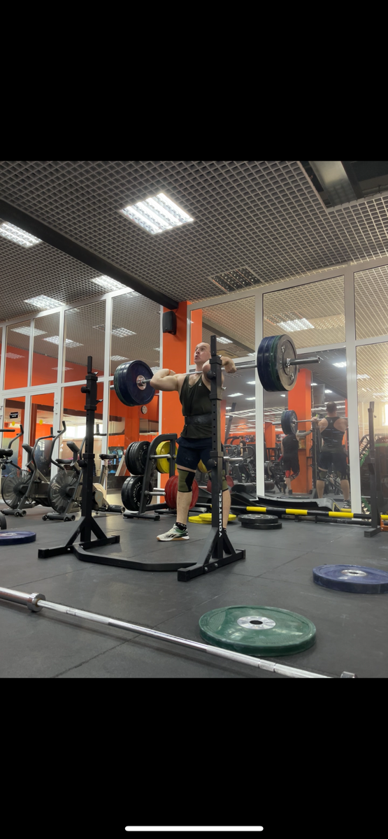 Фронтальные приседания со штангой 130 кг. 