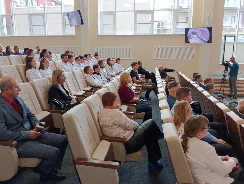    Участники конференции могут задавать вопросы хирургам прямо во время сложных операций. Юрий КОЗЛОВ