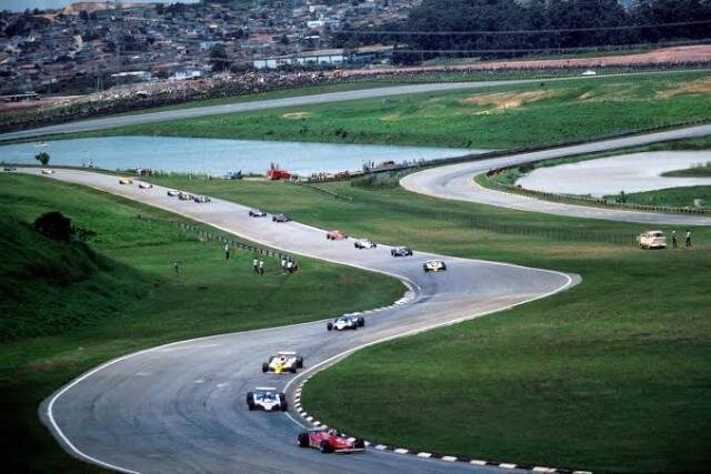 Гран-При Бразилии 1980 года. На заднем фоне виднеются неказистые индивидуальные постройки.