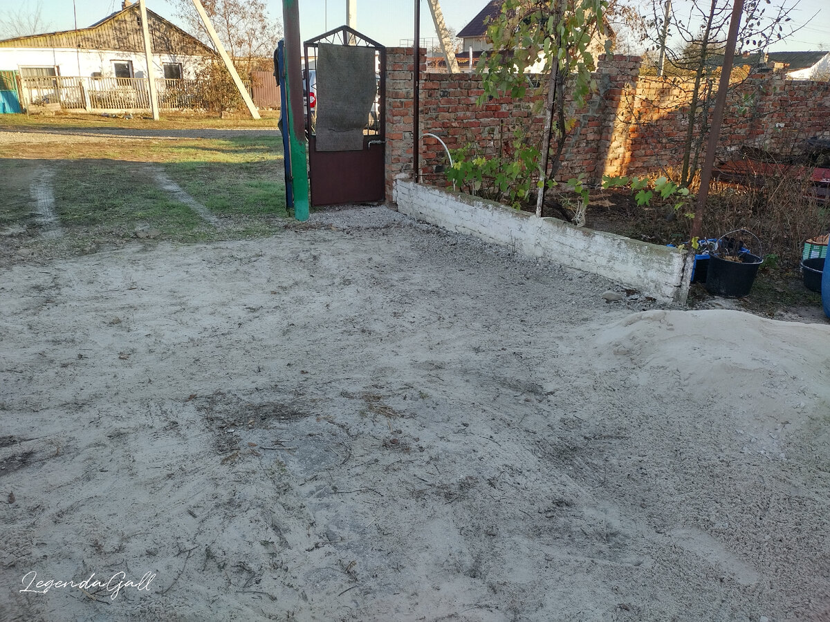 Нашу машину выгнали, чтобы песок во двор завезти. Ждем