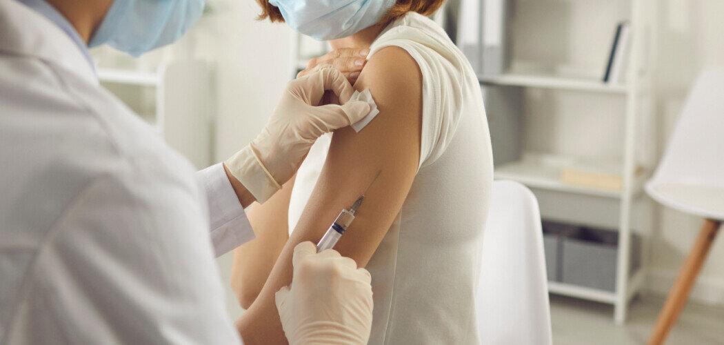 По данным ВОЗ, к июню 2023 года в мире использовано более 13 млрд доз вакцин против COVID-19 Иллюстрация: © Studio Romantic / Shutterstock / FOTODOM