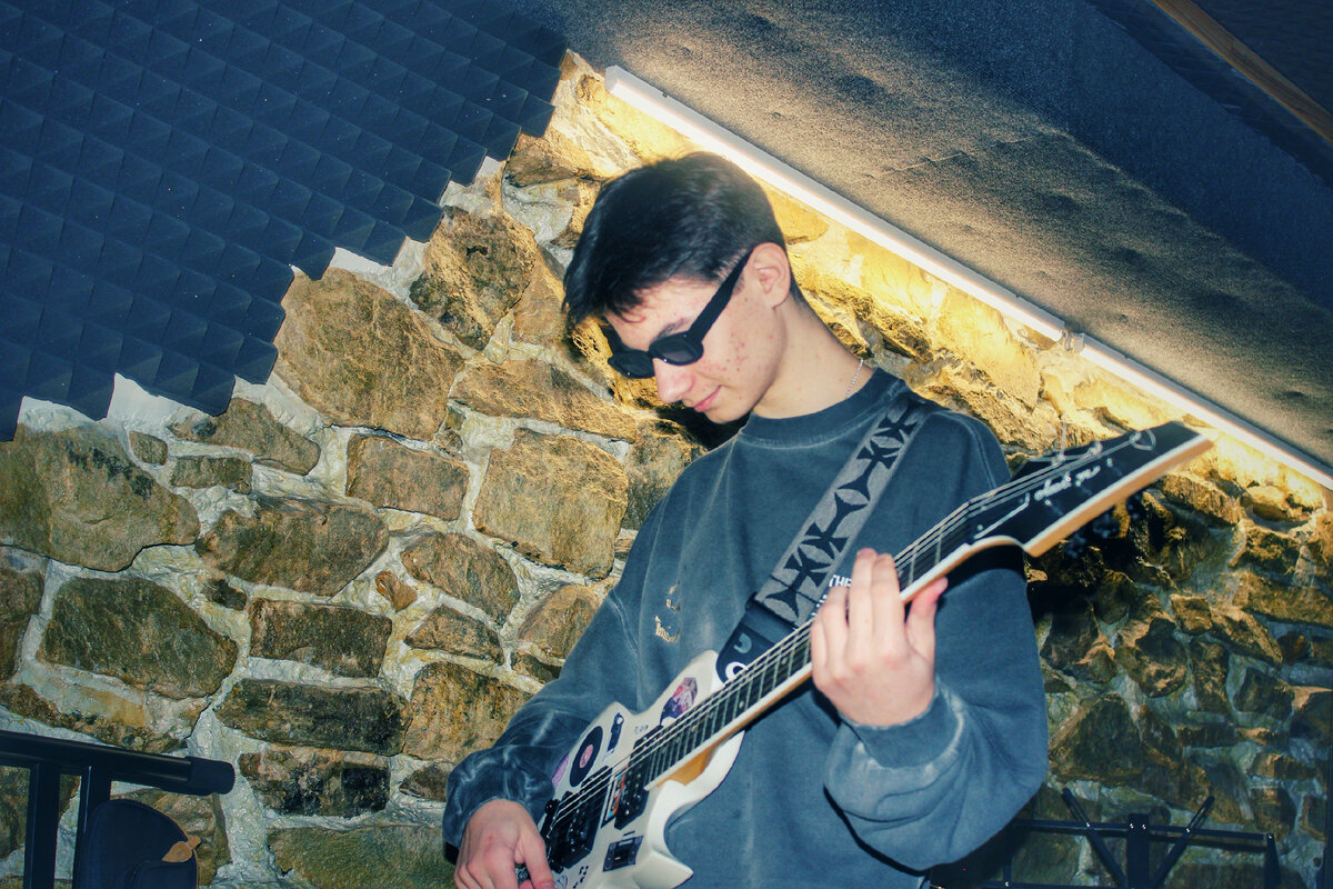 Гитарист группы "Введите текст" Денис.