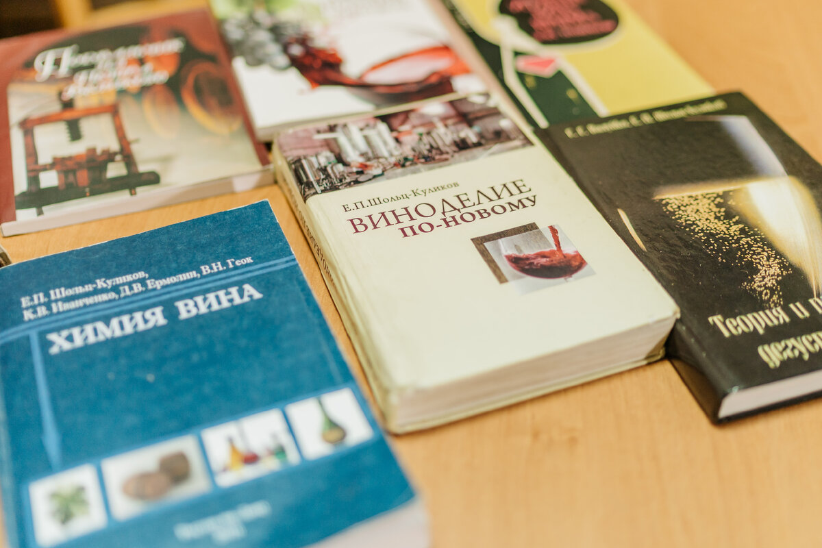 На фото: книги Евгения Шольца-Куликова 