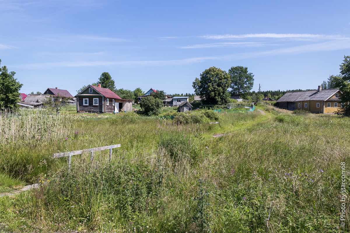 Я не ошибся. Этот был финский ДОТ под номером А8217, который на дальности эффективного пулеметного огня встречал ныне сходящих с парома через Свирь пассажиров. Видите его?