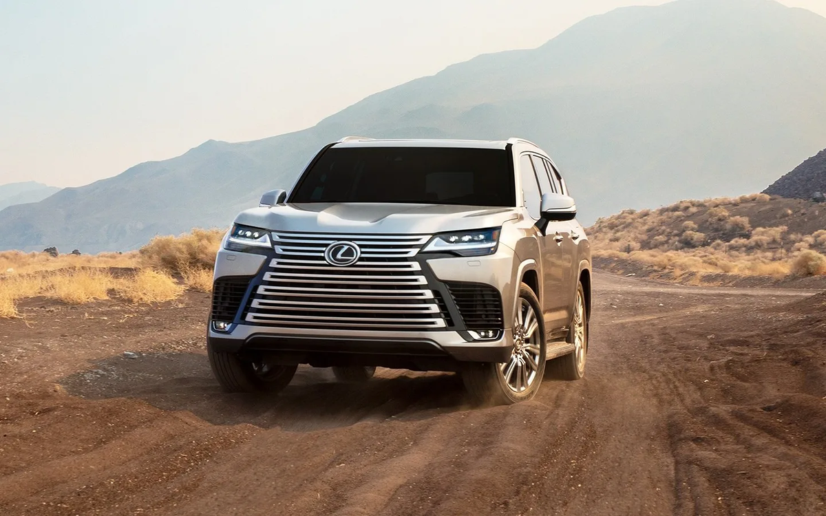 Lexus LX — полноразмерный внедорожник компании Lexus выпускающийся с 1995 года. Настоящее поколение построено на базе автомобиля Toyota Land Cruiser 200. Основные рынки сбыта — Северная Америка, Ближний Восток, Китай, Индонезия, Филиппины, Россия, Австралия и Новая Зеландия. 
Данное поколение внедорожника премиум-класса Lexus LX было представлено на автосалоне в Нью-Йорке еще в 2007 году. Но в Японии продажи Lexus LX, причём только флагманской модели LX570, начались в августе 2015 года, когда автомобиль прошел основательное омоложение. Будучи еще не самой дорогой моделью в ряду Lexus (есть еще Lexus LS гибрид), LX570 занимает только пятую строчку в рейтинге популярности на внутреннем японском рынке