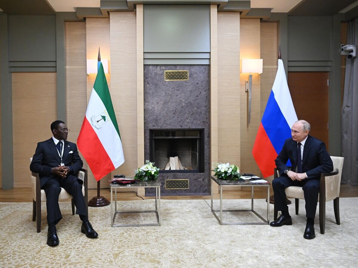    Президент РФ Владимир Путин и президент Экваториальной Гвинеи Теодоро Обианг Нгема Мбасого во время встречи© РИА Новости / Григорий Сысоев