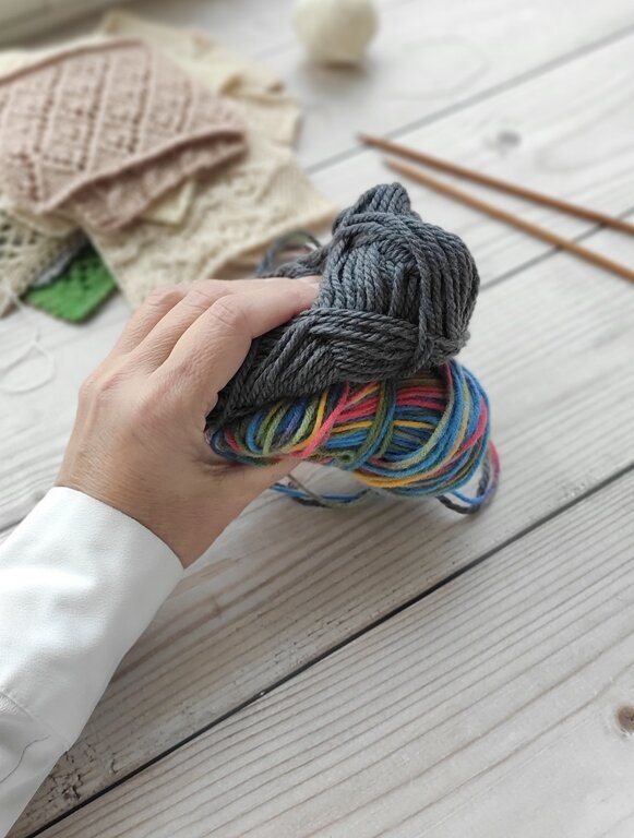 Два мотка пряжи.