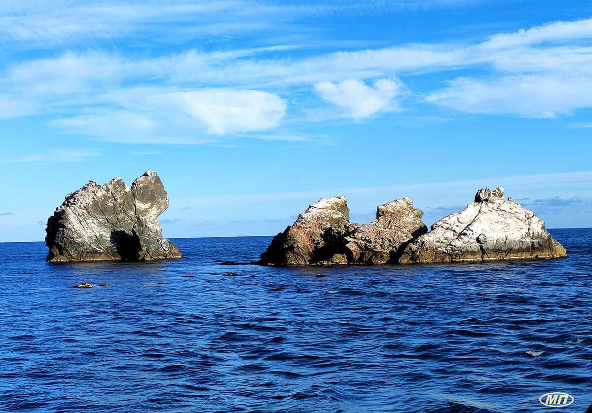 Живописные скалы напротив санатория