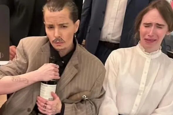     Актриса Эмили Хэмпшир воссоздала на Хеллоуин образы Джонни Деппа и Эмбер Херд из суда. Ей пришлось извиняться