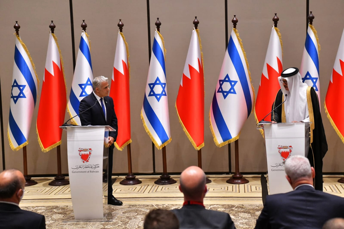 Министр иностранных дел Израиля Яир Лапид (слева) и министр иностранных дел Бахрейна Абдуллатиф аз-Заяни во время встречи спустя год после подписания договора о нормализации отношений между двумя странами в Манаме, Бахрейн, 2021 год / Фото: Shlomi Amshalem/GPO/AP