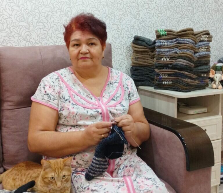    Неравнодушные жительницы Тюльгана вяжут теплые носки для бойцов СВО Марина Шарт