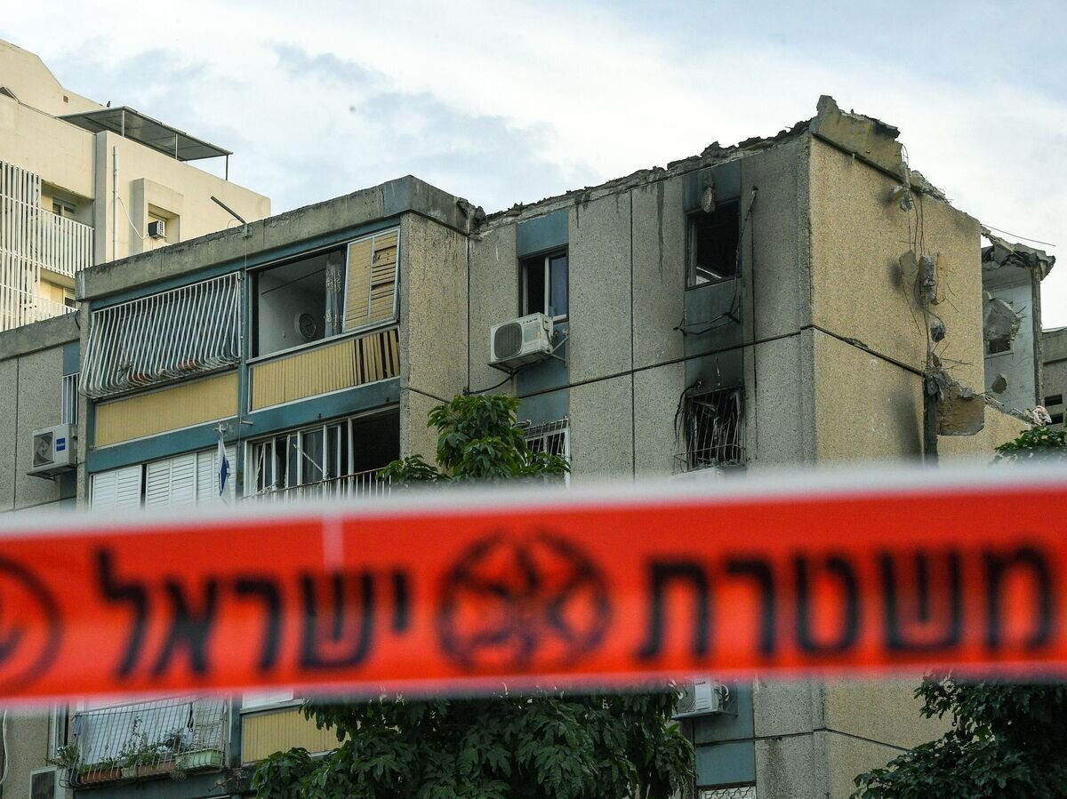    Жилой дом в Тель-Авиве, поврежденный в результате обстрела со стороны сектора Газа© РИА Новости / Стрингер