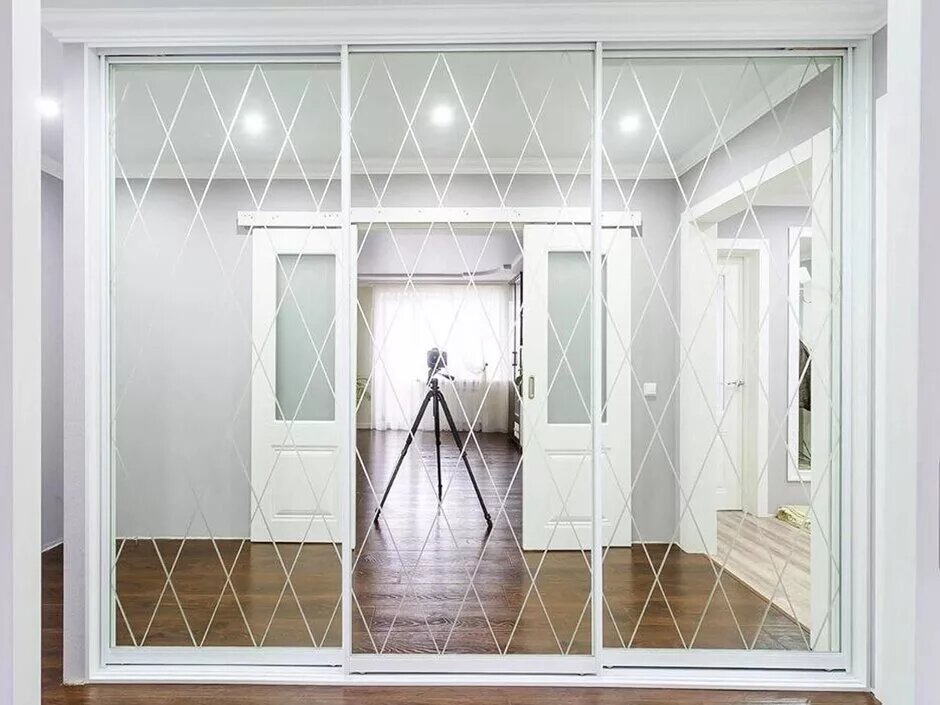 Зеркальная дверь