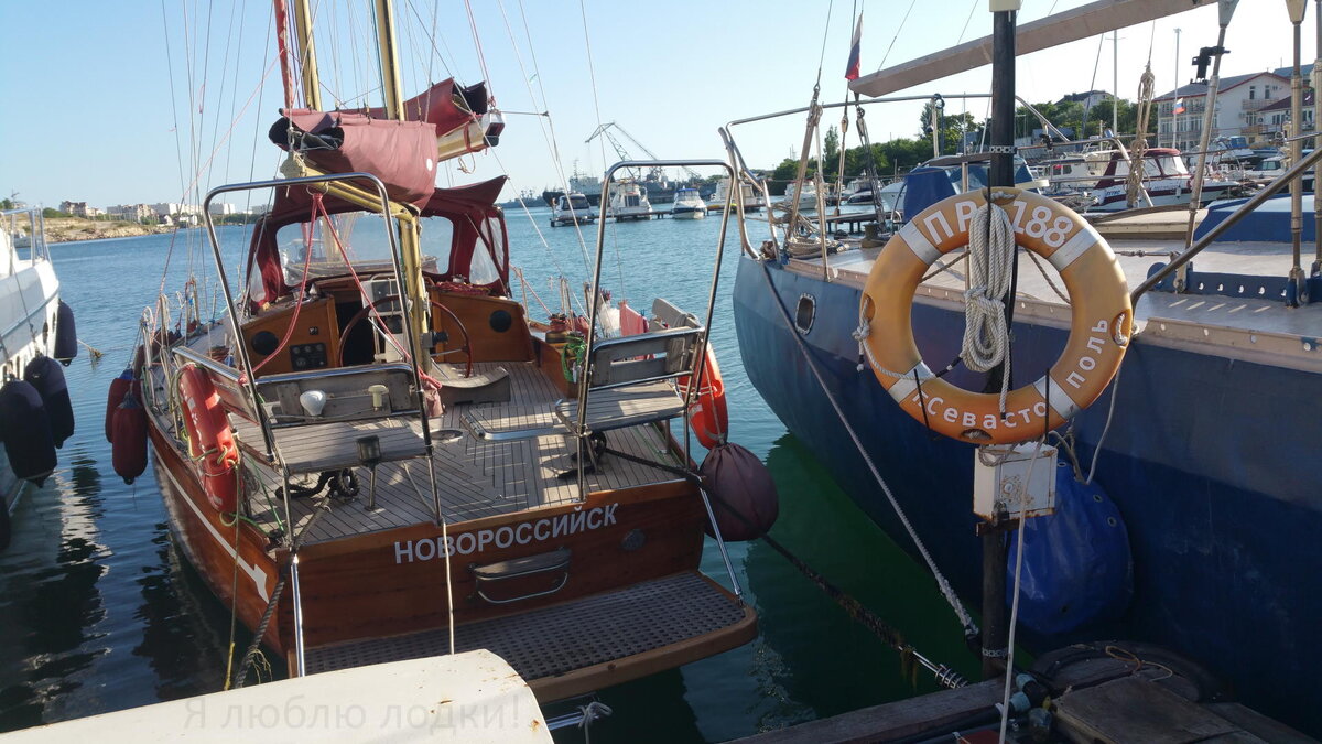 Справа стальная лодка самостоятельной постройки, имеет длину не менее 25 метров. Мачты у неё стальные. А деревянная красавица слева, кажется, тоже не серийная, её зовут "Отрада" и она  двухмачтовый кэч (галерея фото)