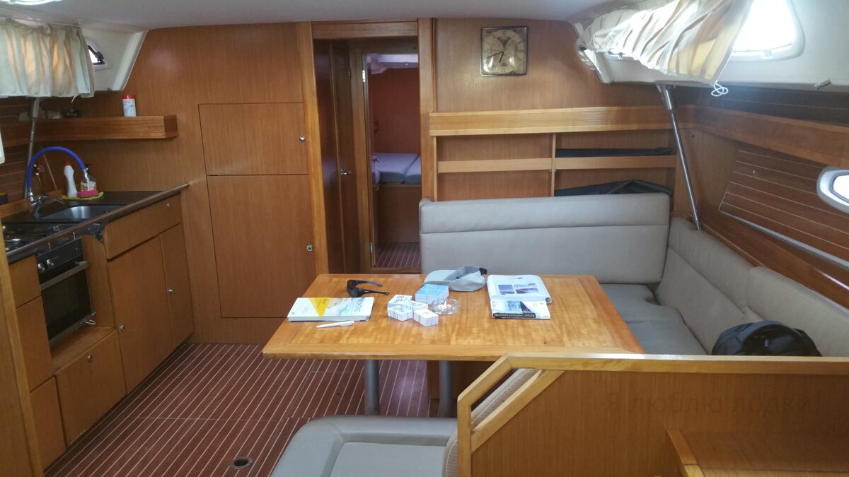 Кают-компания. Под подушками диванов много чего спрятано (галерея фото)