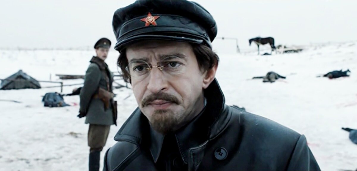 Константин Хабенский в роли Троцкого. Источник фото: https://www.kino-teatr.ru/kino/movie/ros/123329/foto/i5/776494/