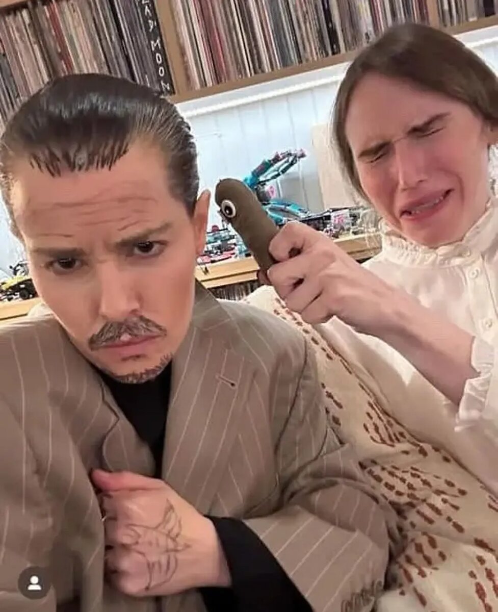    Эмили Хэмпшир с подругой в образе Джонни Деппа и Эмбер Херд