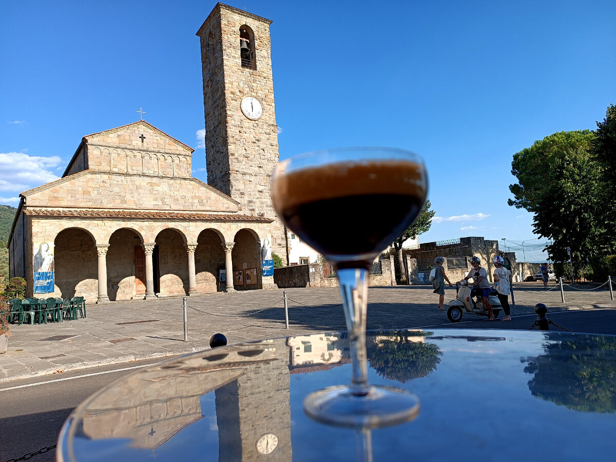 Coffee-time с видом на церковь Святого Петра в городе Кащиа