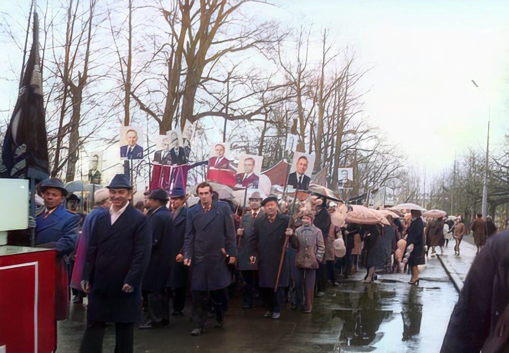 Такие колонны проходили в каждом городе, посёлке и даже в сёлах и деревнях.