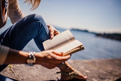    Девушка читает книгу © Pixabay