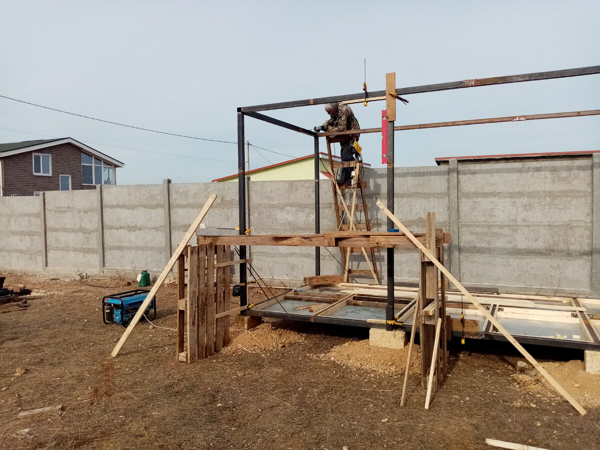 Подняли длинные трубы верха. Пока отец варит, я выставляю и фиксирую следующую трубу.