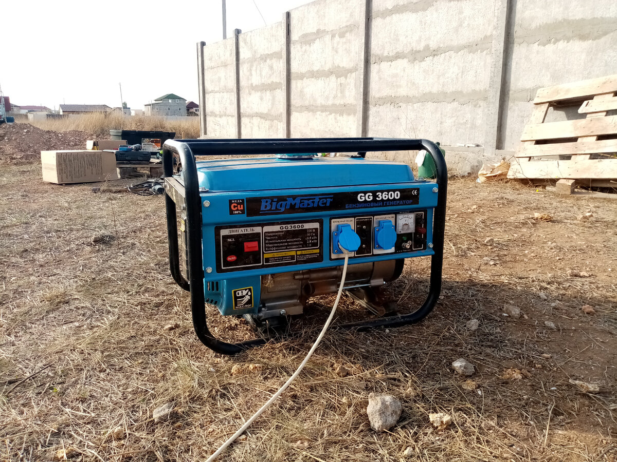 А это генератор, который помогает нам осуществлять стройку на участке без электричества. Никакой рекламы - чудо-аппарат просто.