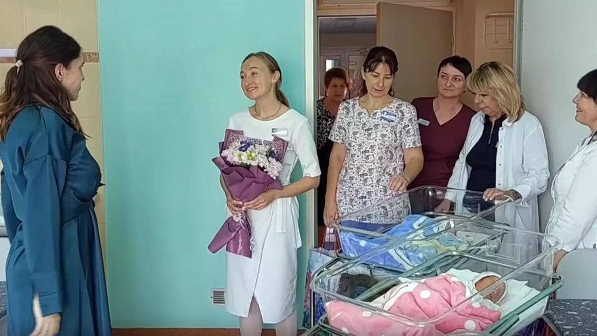     Жительницу Калачевского района, ставшую мамой тройняшек, выписали с детьми из перинатального центра № 2 в Волгограде.
