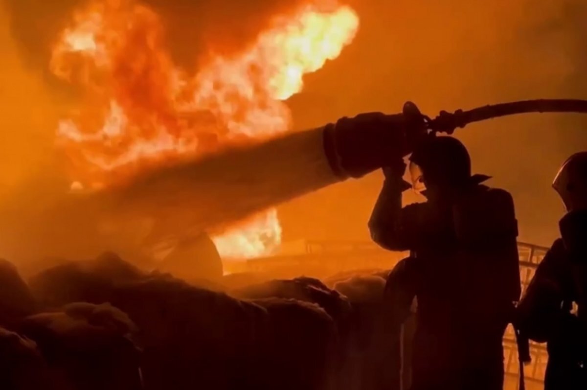    МЧС опубликовал видео тушения крупного пожара на Промышленной в Перми