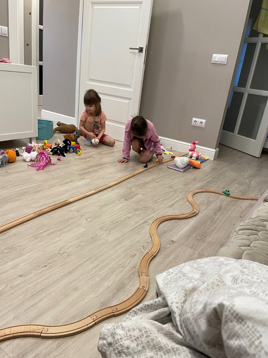 Фото даже нет свежих нормальных ( девочки в перерывах между лечением немного играют. Пока кому-нибудь плохо не стало опять