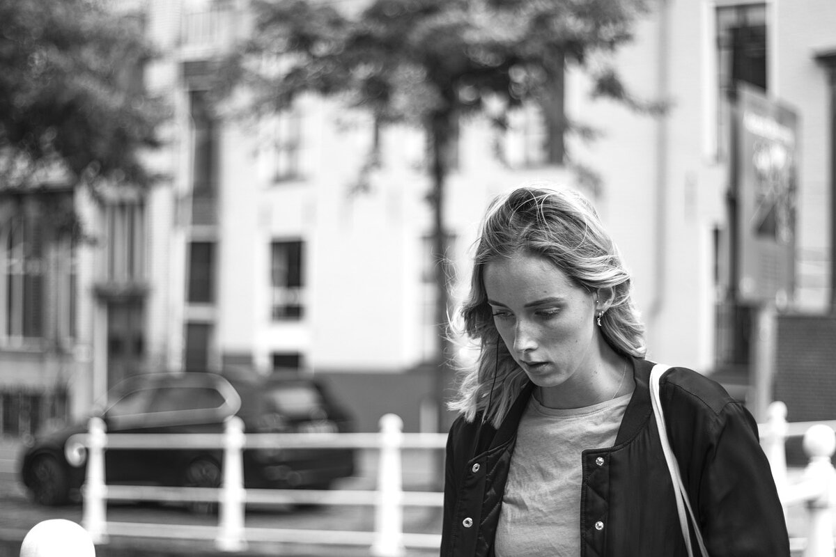 Примерно такой грустный вид был у Аси, когда она шла и думала, как вернуть деньги... 