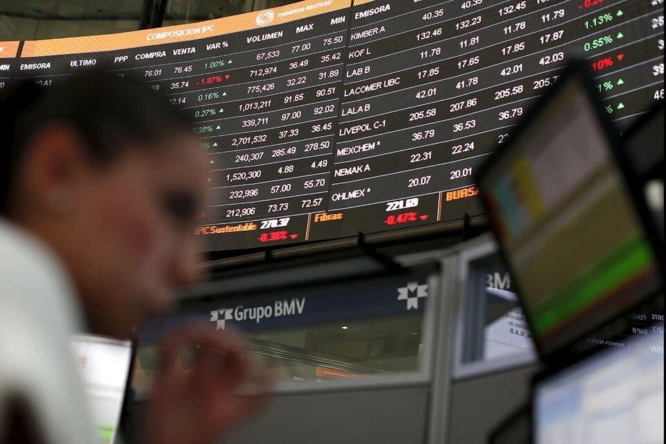    СПБ Биржа приостановила торги иностранными акциями REUTERS