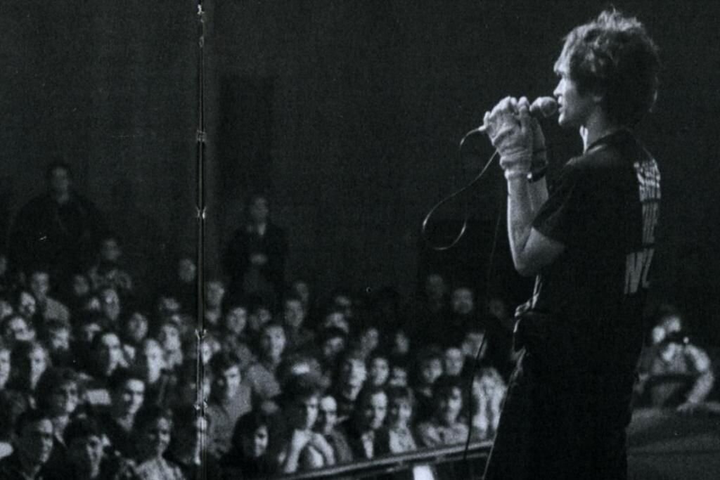 Концерт в лдм «спасём мир» виктор цой. Виктор цой юрий каспарян 1990. Цой 1990 скк ленинград. Виктор цой. Виктор цой в скк им.