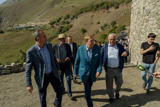    Без белил и румян демагогии