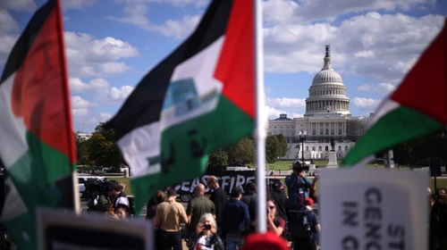 ПРОТЕСТУЮЩИЕ УСТРАИВАЮТ ДЕМОНСТРАЦИЮ В ПОДДЕРЖКУ ПРЕКРАЩЕНИЯ ОГНЯ ПРОТИВ ПАЛЕСТИНЦЕВ В СЕКТОРЕ ГАЗА НА НАЦИОНАЛЬНОЙ АЛЛЕЕ 18 ОКТЯБРЯ 2023 ГОДА В ВАШИНГТОНЕ. ЧЛЕНЫ ЕВРЕЙСКОГО ГОЛОСА ЗА МИР И ДВИЖЕНИЯ IFNOTNOW ОРГАНИЗОВАЛИ МИТИНГ С ПРИЗЫВОМ К ПРЕКРАЩЕНИЮ ОГНЯ В ВОЙНЕ МЕЖДУ ИЗРАИЛЕМ И ХАМАСОМ. (АЛЕКС ВОНГ/GETTY IMAGES)