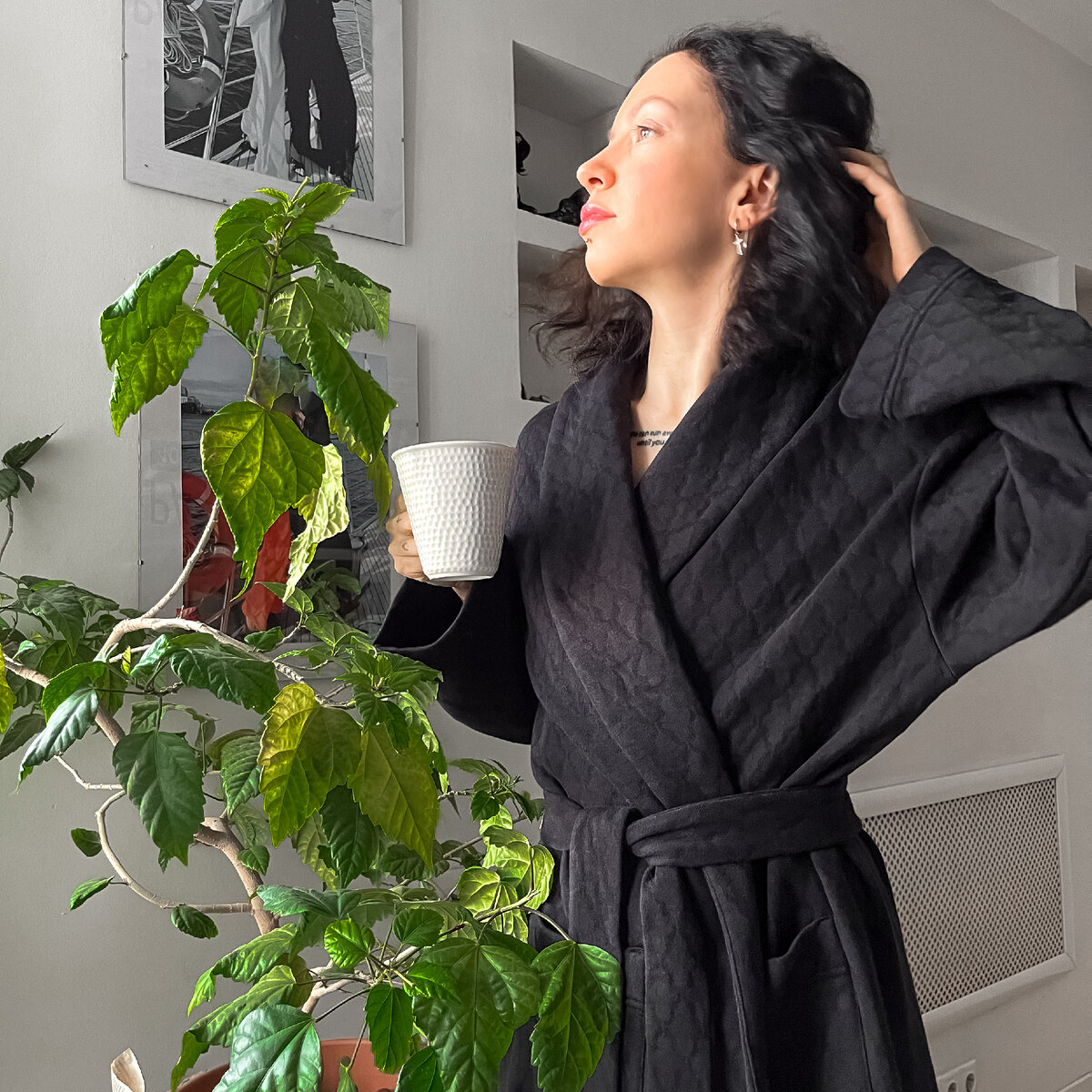 Задумчиво и меланхолично смотрю вдаль))