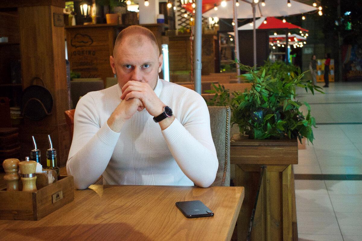 Решиться на расставание - очень серьезный и ответственный шаг.  Когда двое чувствуют, что нет той искры, которая когда-то разожгла теплые чувства между ними, это приводит к пониманию, что каждому пора двигаться дальше, по собственному маршруту. 
Но сказать "Нам пора расстаться" непросто. Почему?