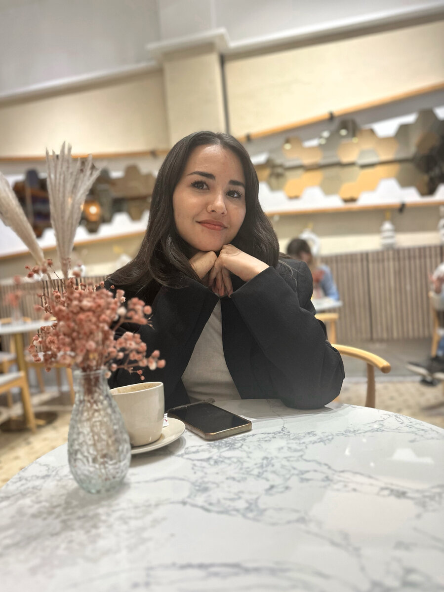 Карина приехала из Омска в Москву, а затем переехала с парнем и собачкой корги в Барсу. И вот уже полтора года они здесь 