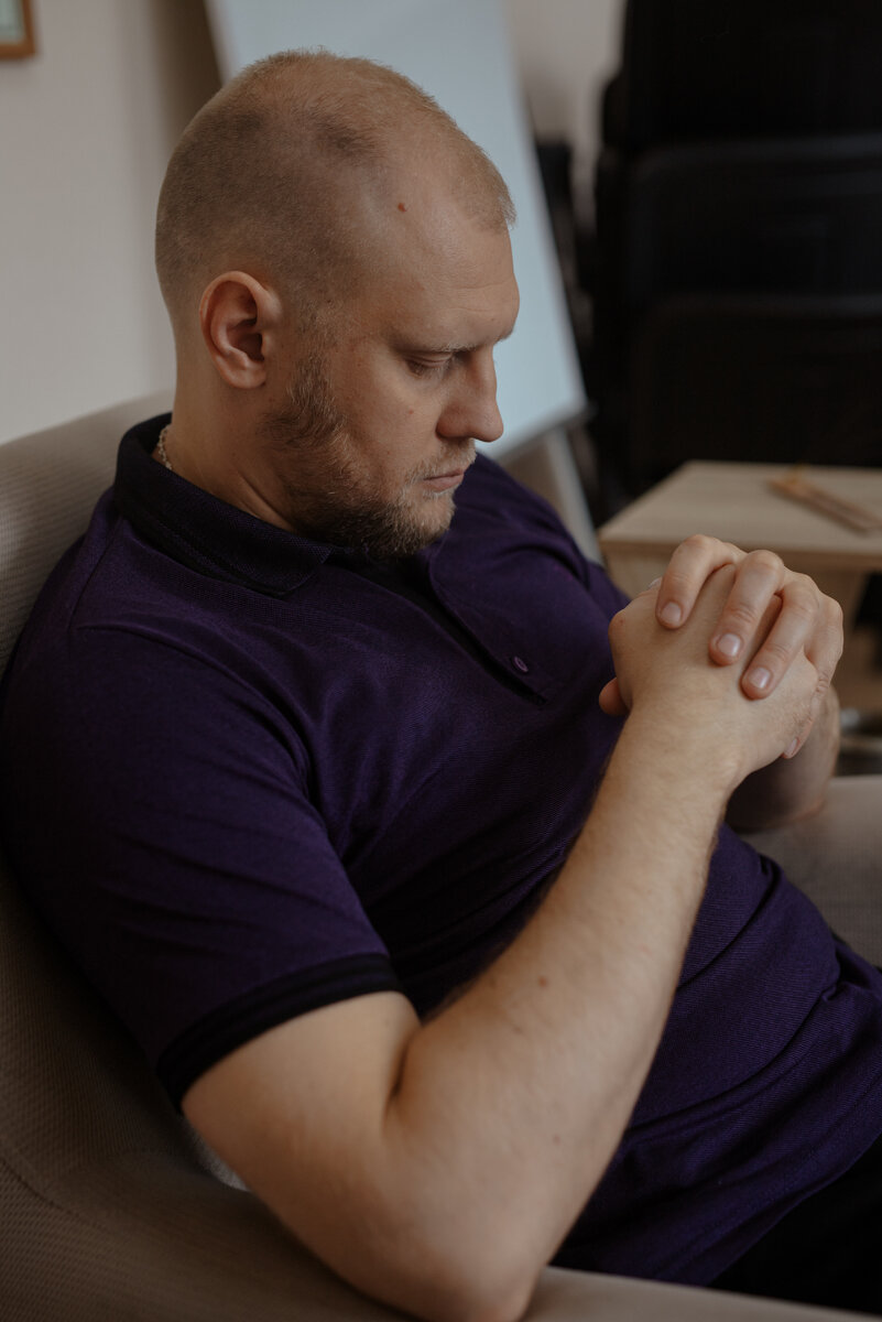 Доверяя человеку, никогда не ожидаешь от него подлого поступка, и если предательство случается, то начинаешь дрлго и мучительно копаться в себе, пытаясь найти ответ на единственно важный в данный момент вопрос: "Почему близкий так поступил?"  
Предательство всегда сопровождается душевной болью, чувством разочарования на грани отчаяния.