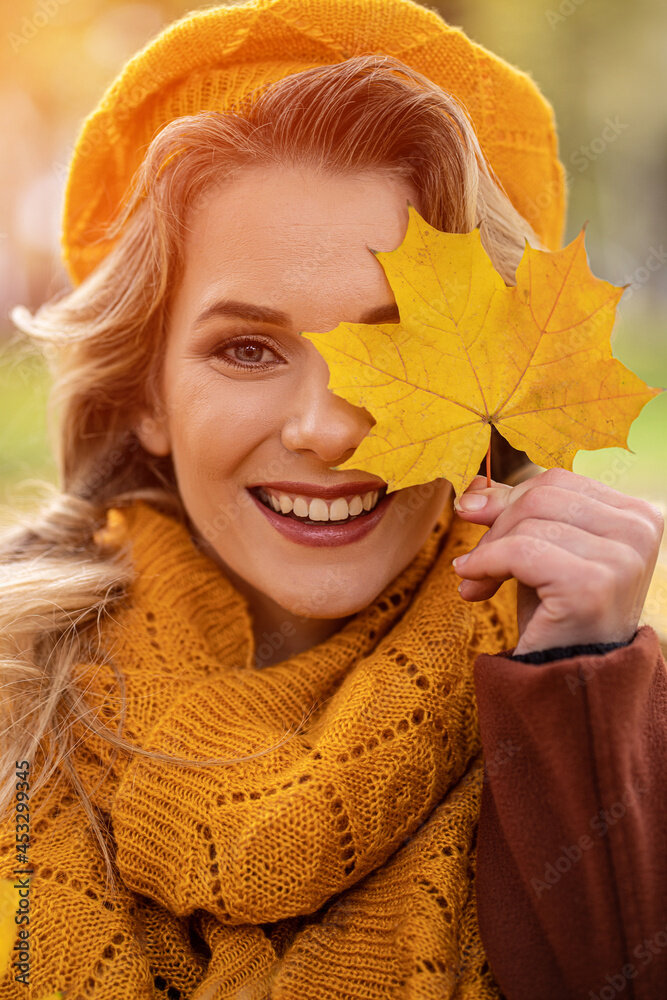 Adobe Stock  Веселая девушка