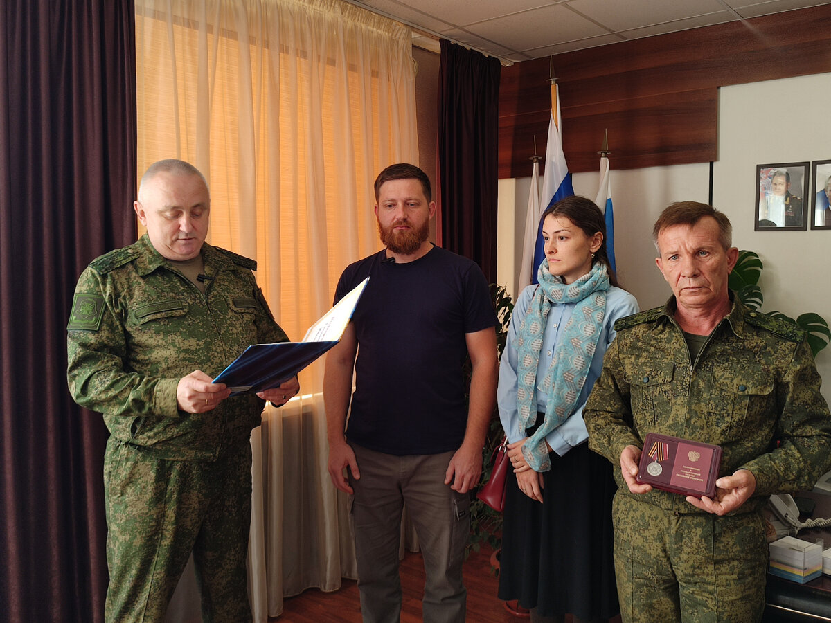 Военком представляет журналистам героя СВО.