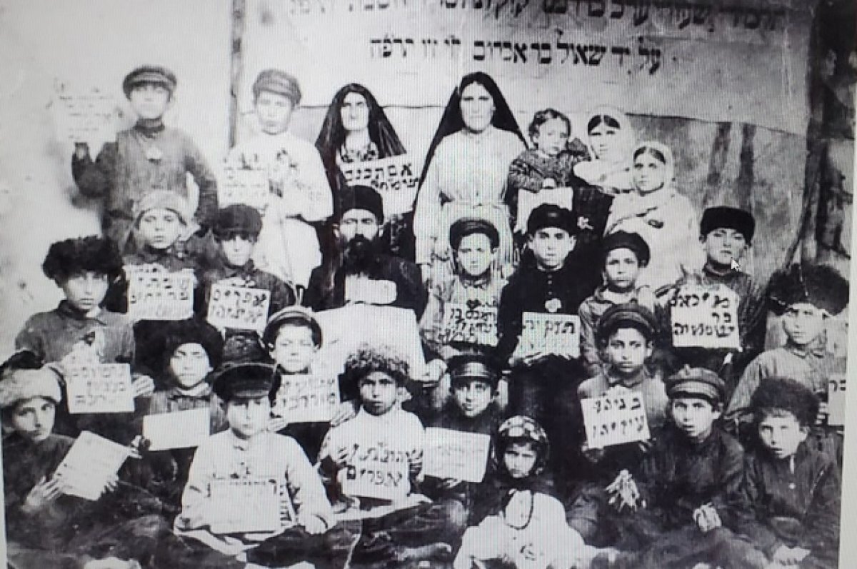    Вечерний класс в еврейской школе, основанной Шаулем Бар-Аврумом в Дербенте, Дагестан, 1925 год.