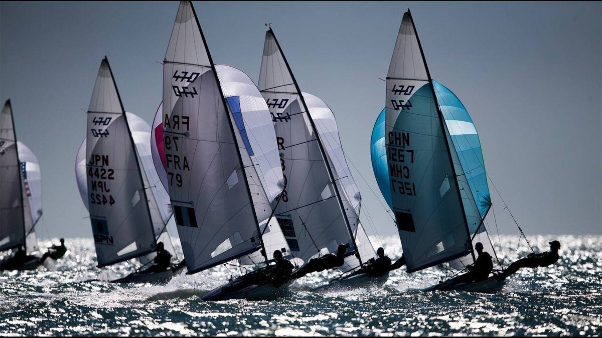 Спортсмен занимающийся парусным