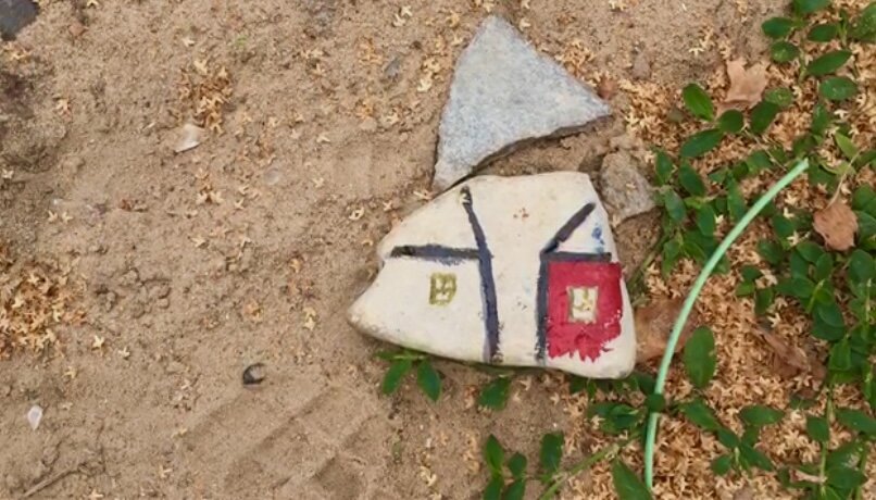 Детский рисунок на камне на Талабах. Фото автора. 