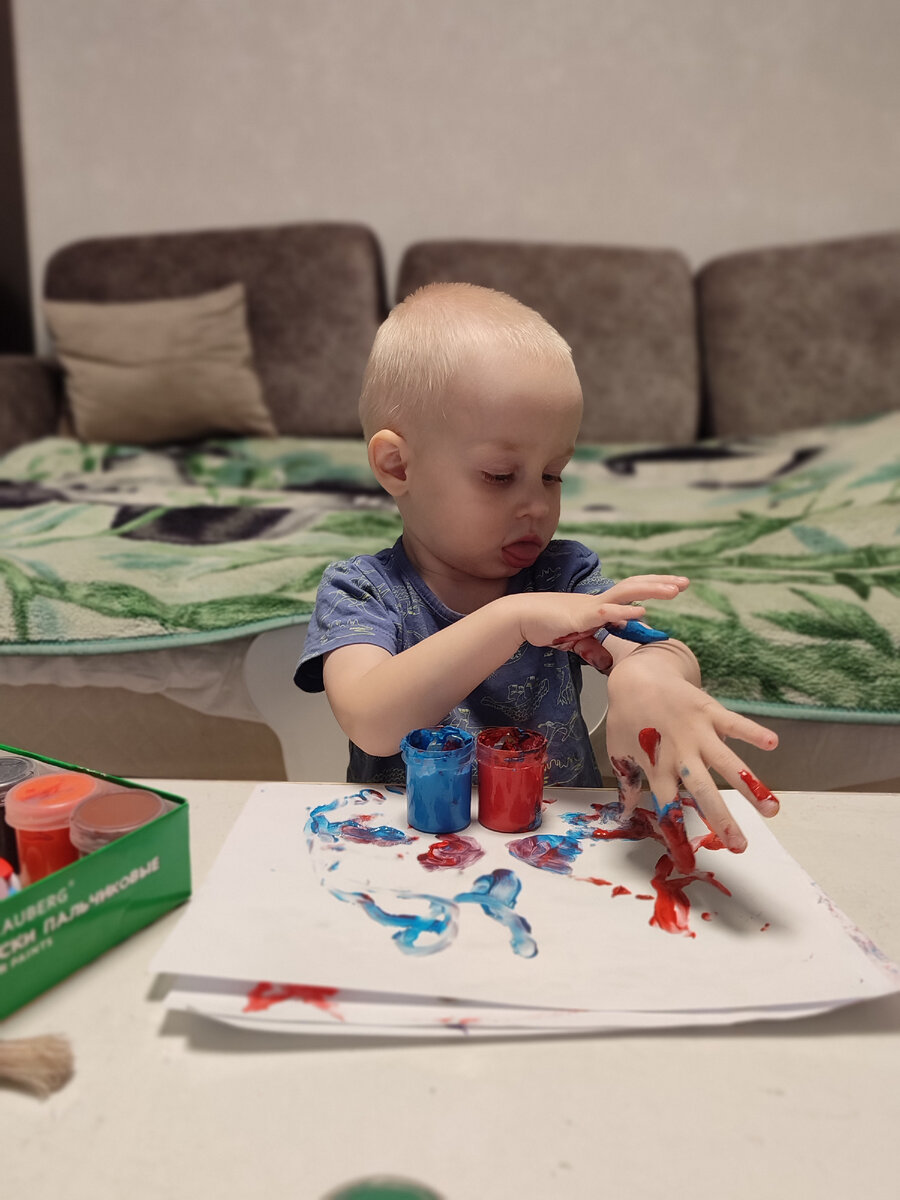 Осваивает боди-арт