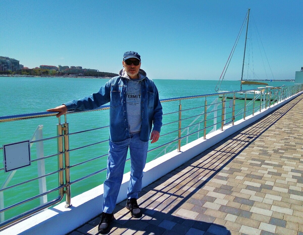 Автор рассказа и канала, Михаил Лекс. (Геленджик, морской причал)