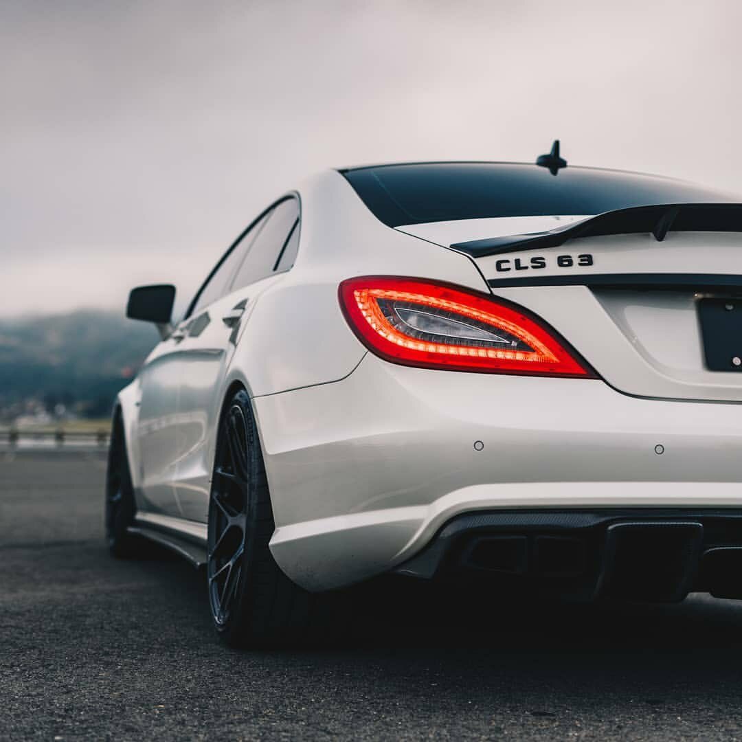 Мерседес банан CLS 63 AMG красный